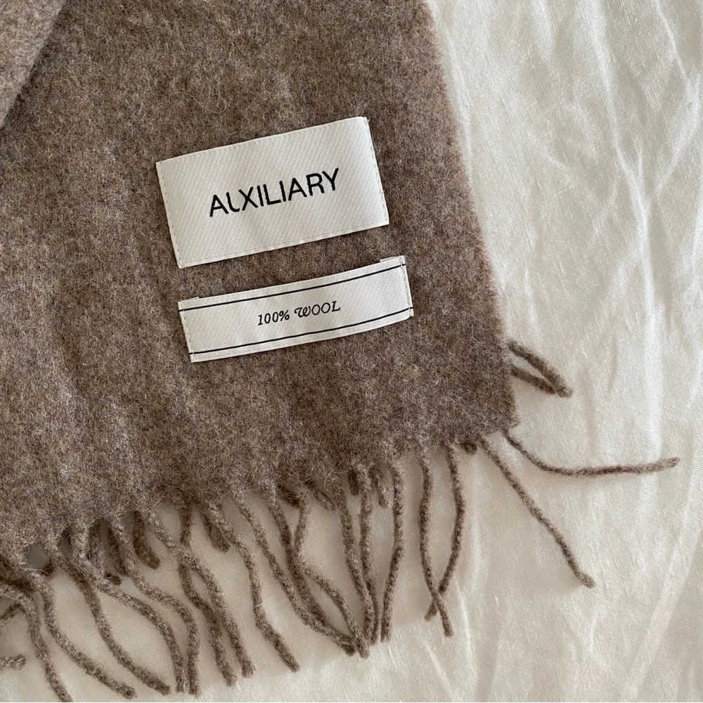 Aritzia auxiliary brown wool scarf - Picture 6 of 6